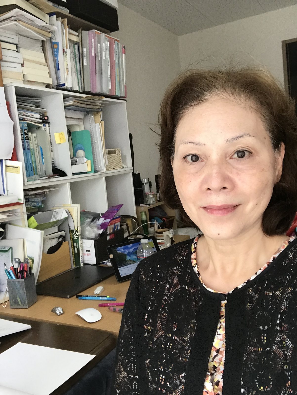 法律書の並ぶ執務室にいるペット探偵キャットワン代表 服部菜保子