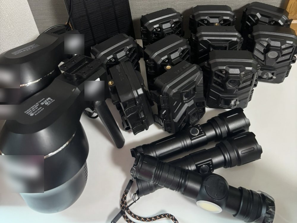 1匹の猫の捜索に投入する標準装備 トレイルカメラ10台・4Gカメラ2台・特殊懐中電灯